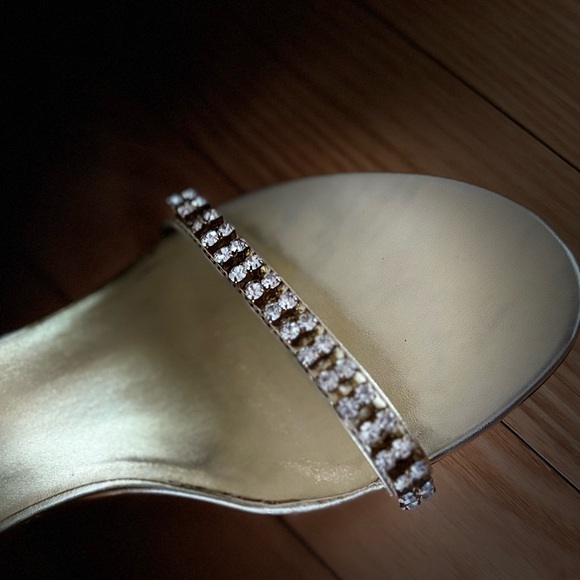 Gold diamond studded bakers 6.5 heels with crisscross ankle straps - Picture 3 of 6